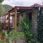 μονόχωρος με αυλή
