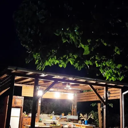 Μονόχωρος Με Αυλή Vrasná