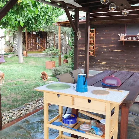 Μονόχωρος Με Αυλή