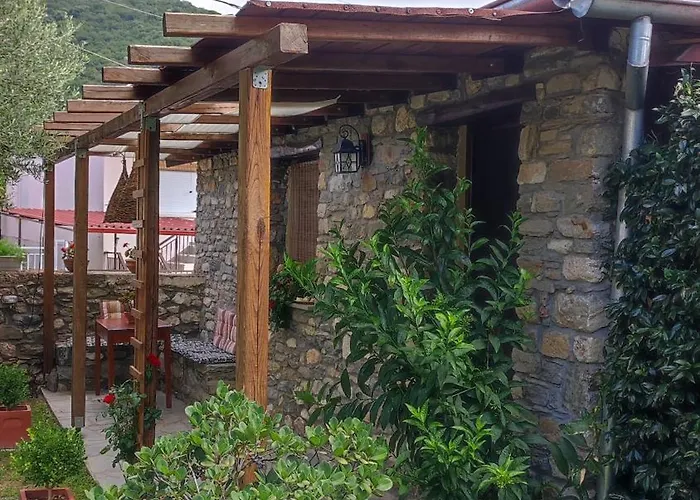 Μονόχωρος Με Αυλή